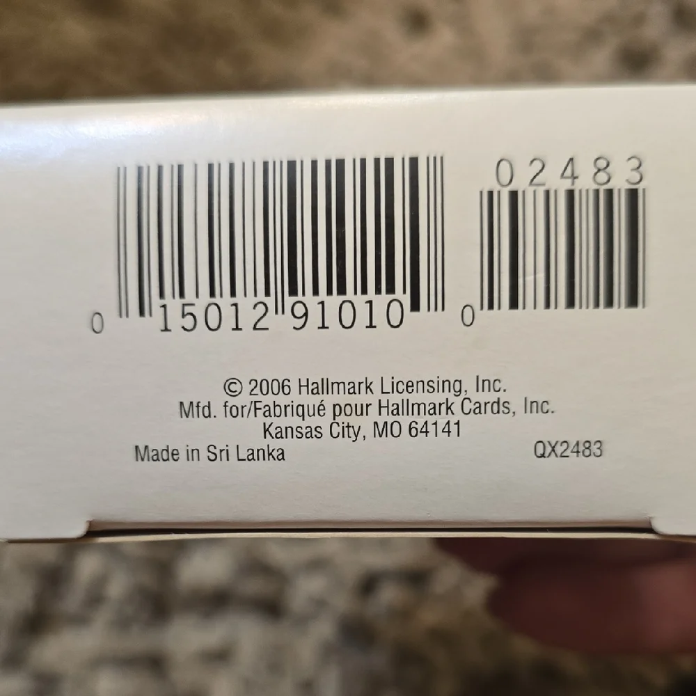 Hallmark Keepsake Ornament with Gray and Red‎ Cat